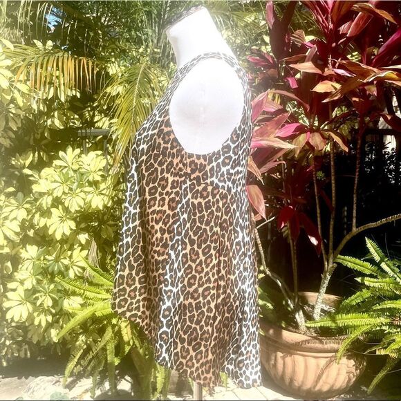 Elizabeth and James Everly Leopard Hi-Low Sleeveless Top - Picture 3 of 8